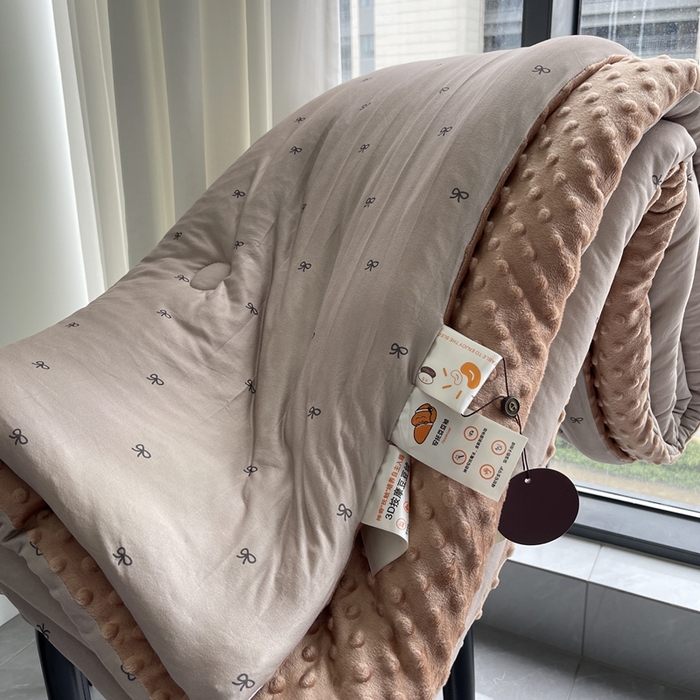 91家纺网 家纺一手货源 找家纺 奈萝家纺 2024新款秋冬印花针织棉豆豆绒春秋被冬被 蝴蝶结咖