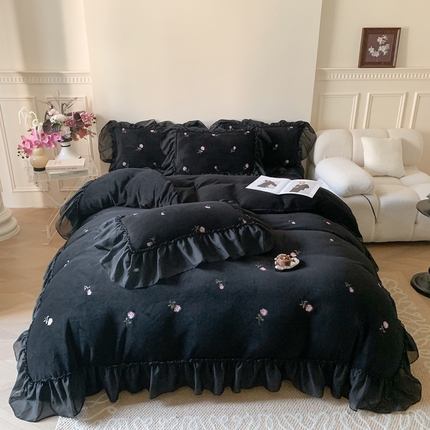 91家纺网 家纺一手货源 找家纺 你好美丽 2025新款200克A类牛奶绒蕾丝花边工艺款四件套 安娜黑