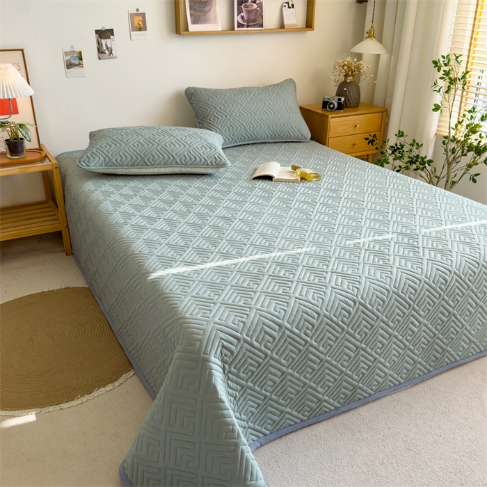 91家纺网 家纺一手货源 找家纺 叠派家纺 2024新款水洗棉回字纹夹棉床盖 梧枝绿-月光灰