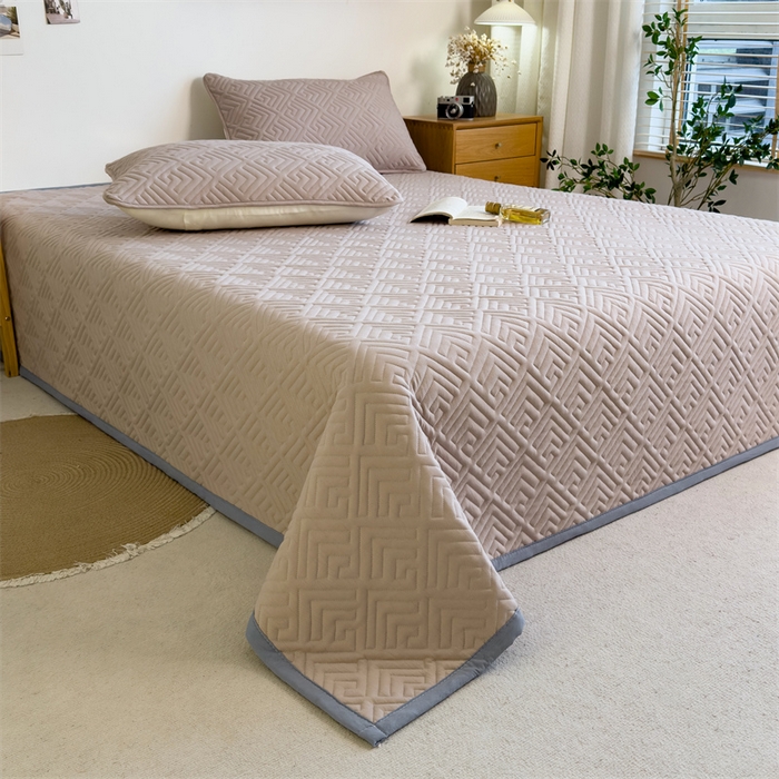 91家纺网 家纺一手货源 找家纺 叠派家纺 2024新款水洗棉回字纹夹棉床盖 奶昔驼-月光灰