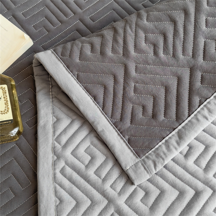 91家纺网 家纺一手货源 找家纺 叠派家纺 2024新款水洗棉回字纹夹棉床盖 星空灰-月光灰