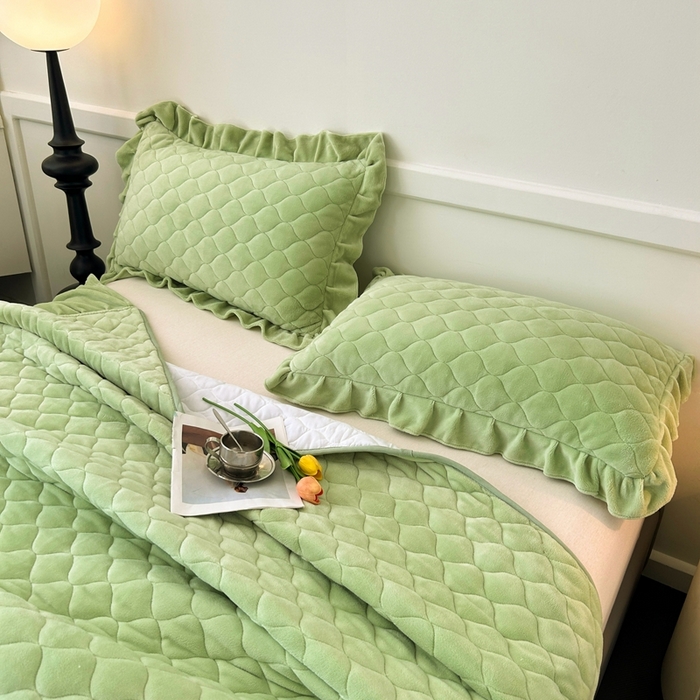 91家纺网 家纺一手货源 找家纺 屹成家纺 2024新款牛奶绒拼接款床盖四件套 拼接款-嫩绿