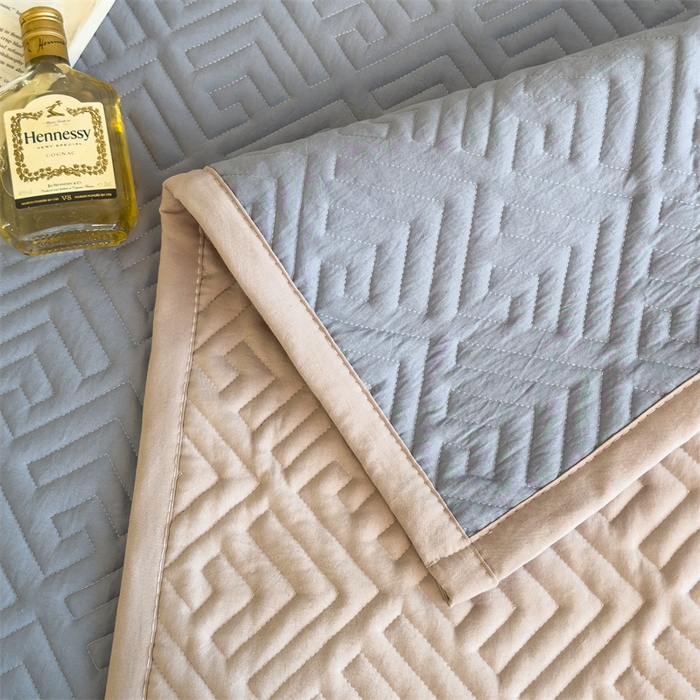 91家纺网 家纺一手货源 找家纺 叠派家纺 2024新款水洗棉回字纹夹棉床盖 月光灰-奶昔驼