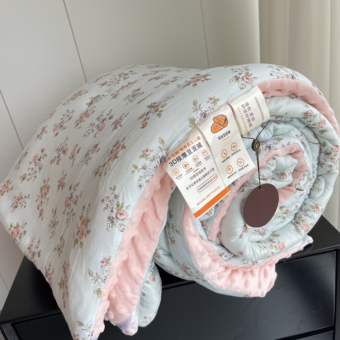 91家纺网 家纺一手货源 找家纺 奈萝家纺 2024新款秋冬印花针织棉豆豆绒春秋被冬被 雅蓝