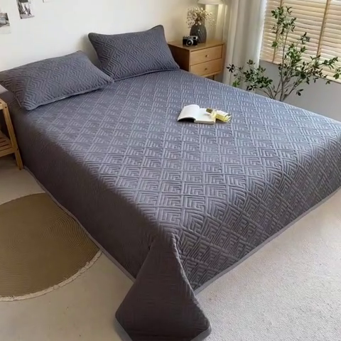 91家纺网 家纺一手货源 找家纺 叠派家纺 2024新款水洗棉回字纹夹棉床盖 星空灰-月光灰