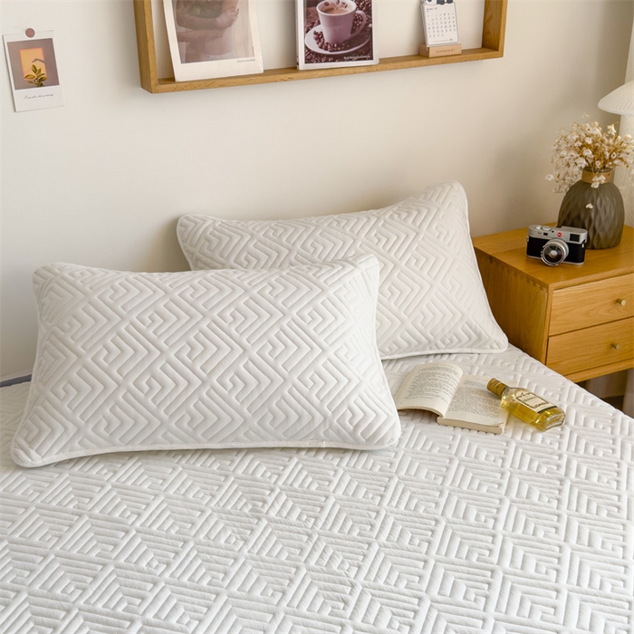 91家纺网 家纺一手货源 找家纺 叠派家纺 2024新款水洗棉回字纹夹棉床盖 莹光白-月光灰