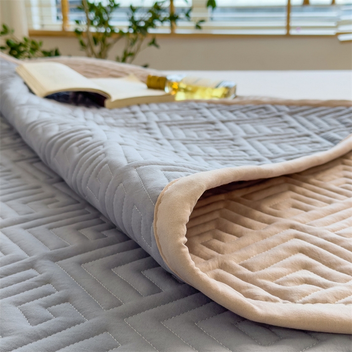 91家纺网 家纺一手货源 找家纺 叠派家纺 2024新款水洗棉回字纹夹棉床盖 月光灰-奶昔驼