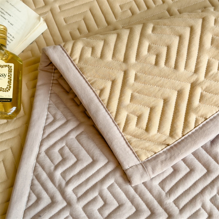 91家纺网 家纺一手货源 找家纺 叠派家纺 2024新款水洗棉回字纹夹棉床盖 素馨咖-奶昔驼