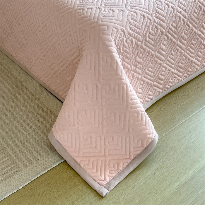 91家纺网 家纺一手货源 找家纺 叠派家纺 2024新款水洗棉回字纹夹棉床盖 冰梅粉-奶昔驼