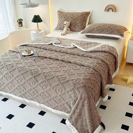 91家纺网 家纺一手货源 找家纺 （总）悦织湾 2025新款面包格塔芙绒舒棉绒蝴蝶毛毯卷边包边款