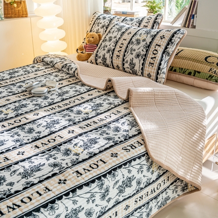 91家纺网 家纺一手货源 找家纺 （总）X猫先生 2024新款牛奶绒床盖床垫小清新印花夹棉水洗棉炕盖双面两用