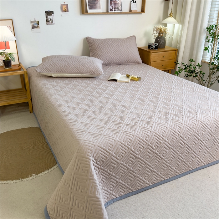 91家纺网 家纺一手货源 找家纺 叠派家纺 2024新款水洗棉回字纹夹棉床盖 奶昔驼-月光灰