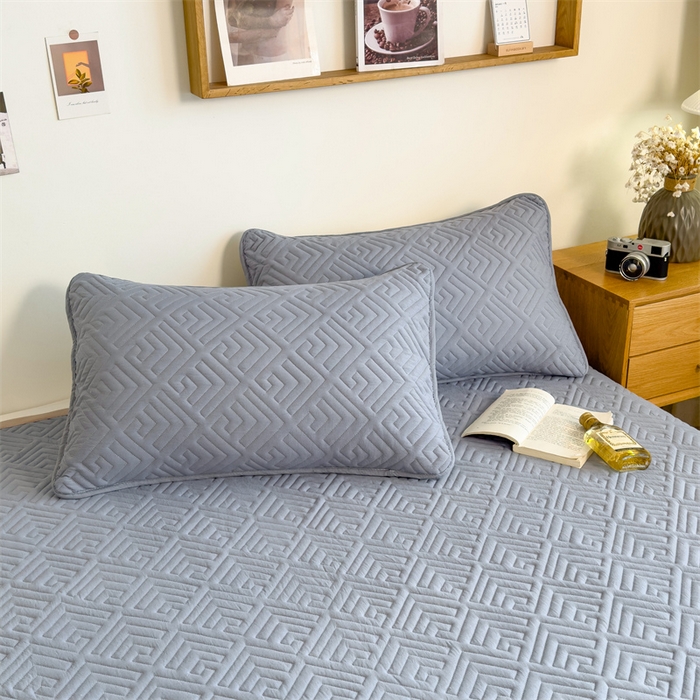 91家纺网 家纺一手货源 找家纺 叠派家纺 2024新款水洗棉回字纹夹棉床盖 月光灰-奶昔驼