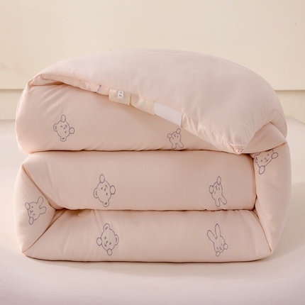 91家纺网 家纺一手货源 找家纺 尊康家纺（原磊科） 2024新款A类提花抗菌棉冬被 熊猫兔-浅玉