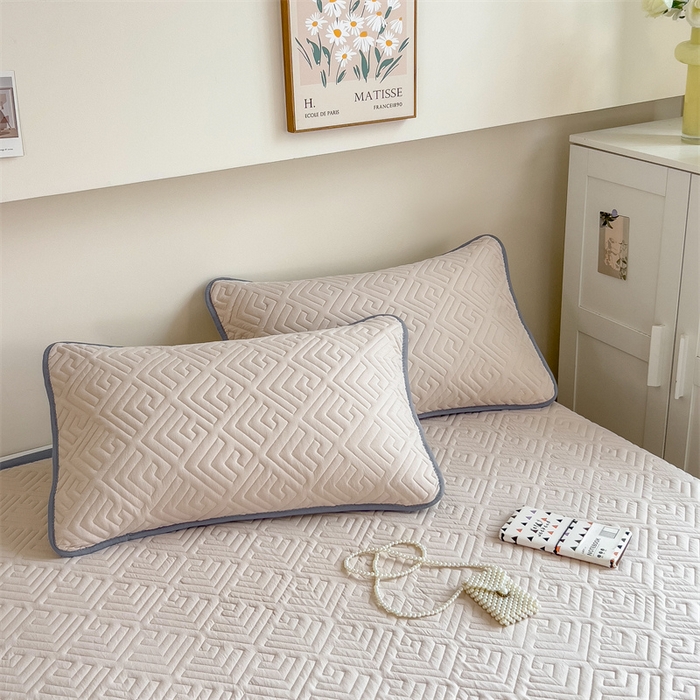 91家纺网 家纺一手货源 找家纺 叠派家纺 2024新款水洗棉回字纹夹棉床盖 奶咖-月光灰