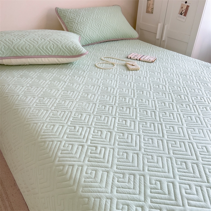 91家纺网 家纺一手货源 找家纺 叠派家纺 2024新款水洗棉回字纹夹棉床盖 果绿-奶昔驼