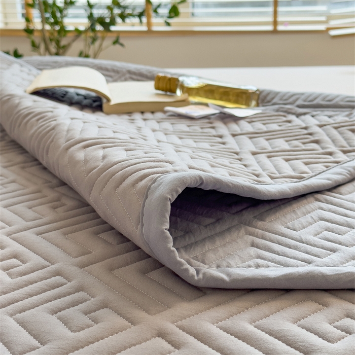 91家纺网 家纺一手货源 找家纺 叠派家纺 2024新款水洗棉回字纹夹棉床盖 燕羽灰-月光灰