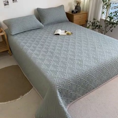 91家纺网 家纺一手货源 找家纺 叠派家纺 2024新款水洗棉回字纹夹棉床盖 梧枝绿-月光灰
