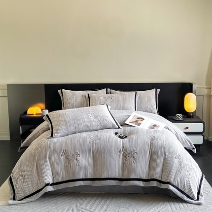 91家纺网 家纺一手货源 找家纺 博纳家纺 2024新款牛奶绒灼色烂花拼接款吊边床四件套-斑马 斑马-高级灰