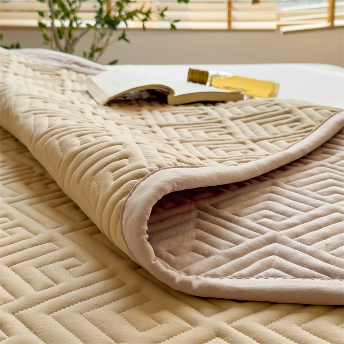 91家纺网 家纺一手货源 找家纺 叠派家纺 2024新款水洗棉回字纹夹棉床盖 素馨咖-奶昔驼