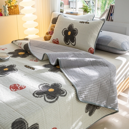 91家纺网 家纺一手货源 找家纺 （总）X猫先生 2024新款牛奶绒床盖床垫小清新印花夹棉水洗棉炕盖双面两用