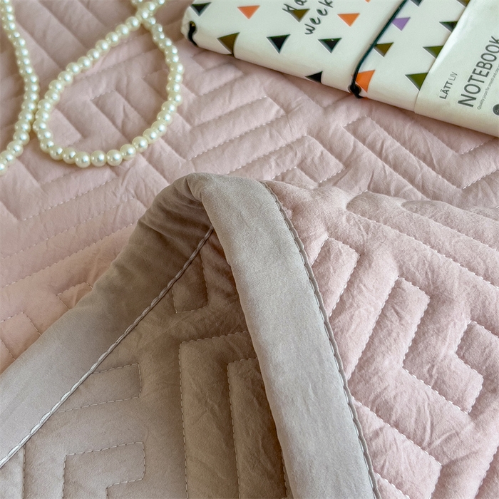 91家纺网 家纺一手货源 找家纺 叠派家纺 2024新款水洗棉回字纹夹棉床盖 冰梅粉-奶昔驼