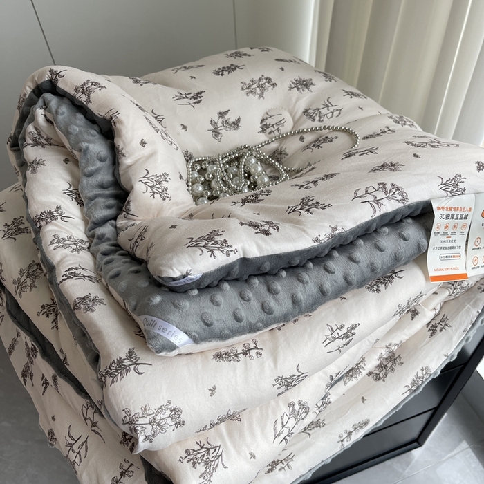 91家纺网 家纺一手货源 找家纺 奈萝家纺 2024新款秋冬印花针织棉豆豆绒春秋被冬被 曼城旧事