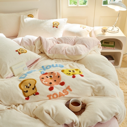 91家纺网 家纺一手货源 找家纺 晨曦家纺 2024新款毛巾绣牛奶绒卡通单被套 面包小子