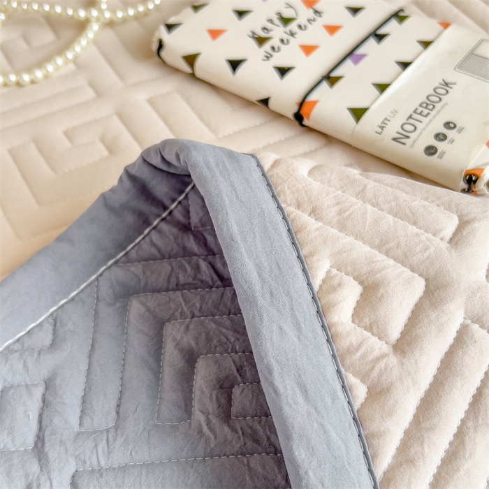 91家纺网 家纺一手货源 找家纺 叠派家纺 2024新款水洗棉回字纹夹棉床盖 奶咖-月光灰