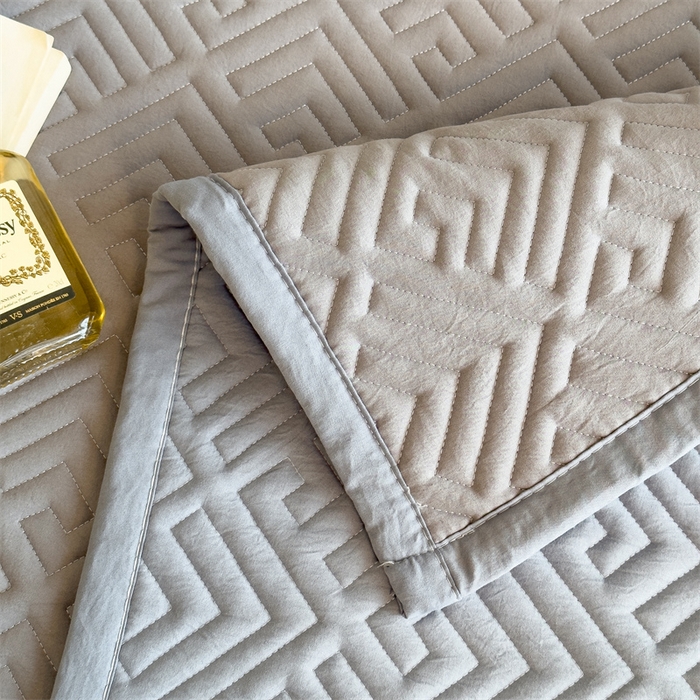 91家纺网 家纺一手货源 找家纺 叠派家纺 2024新款水洗棉回字纹夹棉床盖 燕羽灰-月光灰