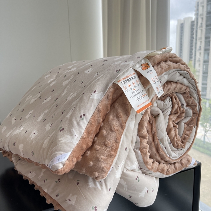 91家纺网 家纺一手货源 找家纺 奈萝家纺 2024新款秋冬印花针织棉豆豆绒春秋被冬被 洛林小兔