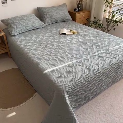 91家纺网 家纺一手货源 找家纺 叠派家纺 2024新款水洗棉回字纹夹棉床盖 梧枝绿-奶昔驼