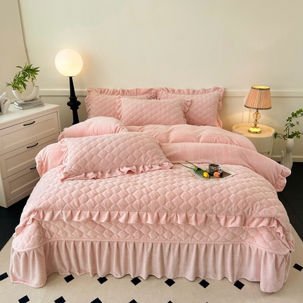 91家纺网 家纺一手货源 找家纺 屹成家纺 2024新款牛奶绒拼接款床盖四件套 拼接款-浅粉