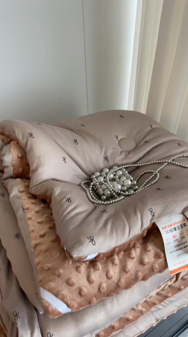 91家纺网 家纺一手货源 找家纺 奈萝家纺 2024新款秋冬印花针织棉豆豆绒春秋被冬被 蝴蝶结咖