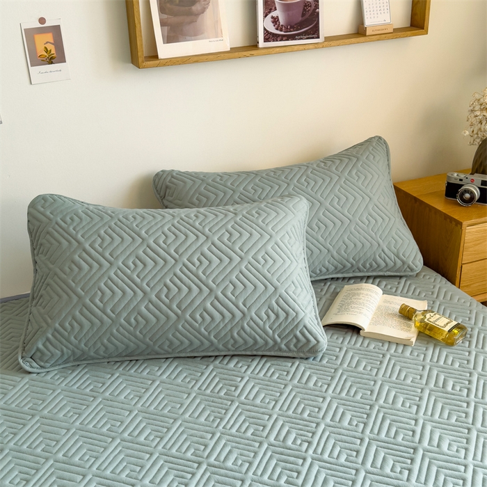 91家纺网 家纺一手货源 找家纺 叠派家纺 2024新款水洗棉回字纹夹棉床盖 梧枝绿-月光灰