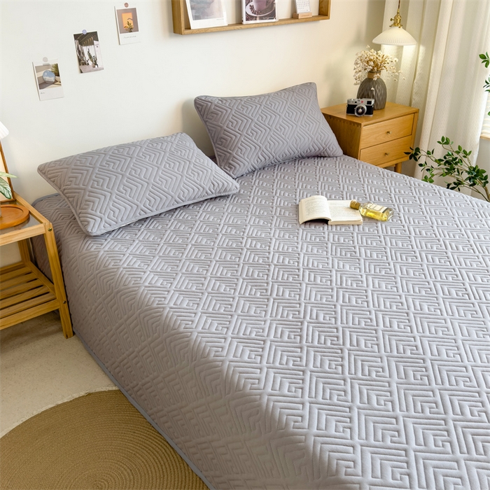 91家纺网 家纺一手货源 找家纺 叠派家纺 2024新款水洗棉回字纹夹棉床盖 燕羽灰-月光灰
