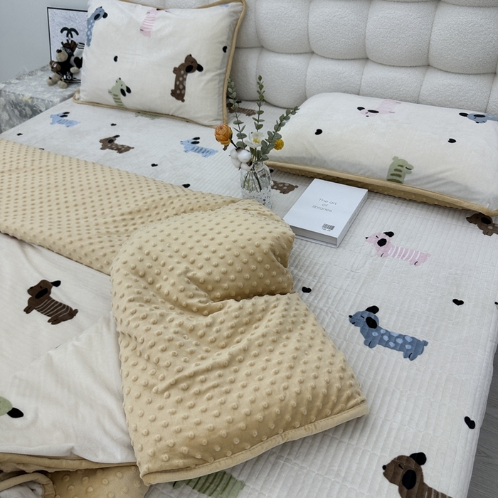 91家纺网 家纺一手货源 找家纺 暖居 2024新款婴儿绒 榻榻米炕盖床盖四件套 迷彩小狗