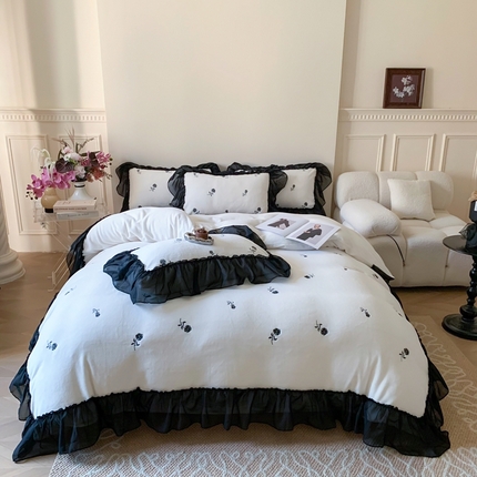 91家纺网 家纺一手货源 找家纺 你好美丽 2025新款200克A类牛奶绒蕾丝花边工艺款四件套 安娜白黑