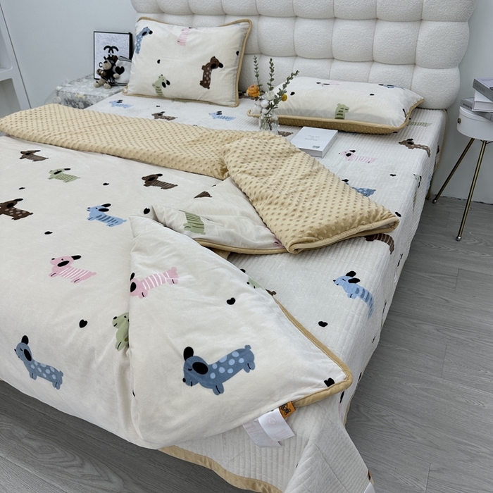 91家纺网 家纺一手货源 找家纺 暖居 2024新款婴儿绒 榻榻米炕盖床盖四件套 迷彩小狗