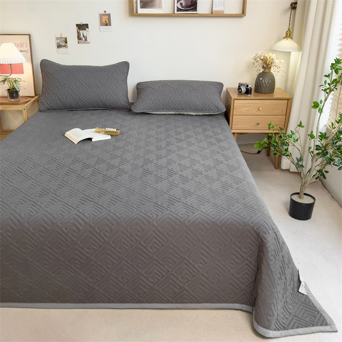 91家纺网 家纺一手货源 找家纺 叠派家纺 2024新款水洗棉回字纹夹棉床盖 星空灰-月光灰