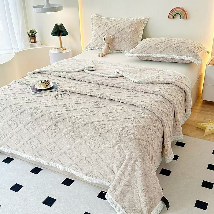 91家纺网 家纺一手货源 找家纺 悦织湾 2025新款面包格塔芙绒舒棉绒蝴蝶毛毯卷边包边款 三叶草包边-三叶草白