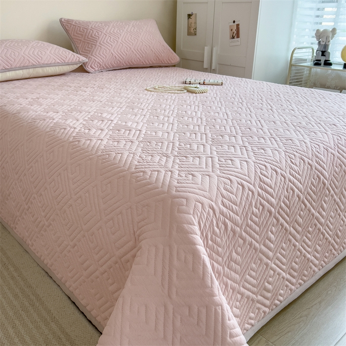 91家纺网 家纺一手货源 找家纺 叠派家纺 2024新款水洗棉回字纹夹棉床盖 冰梅粉-奶昔驼