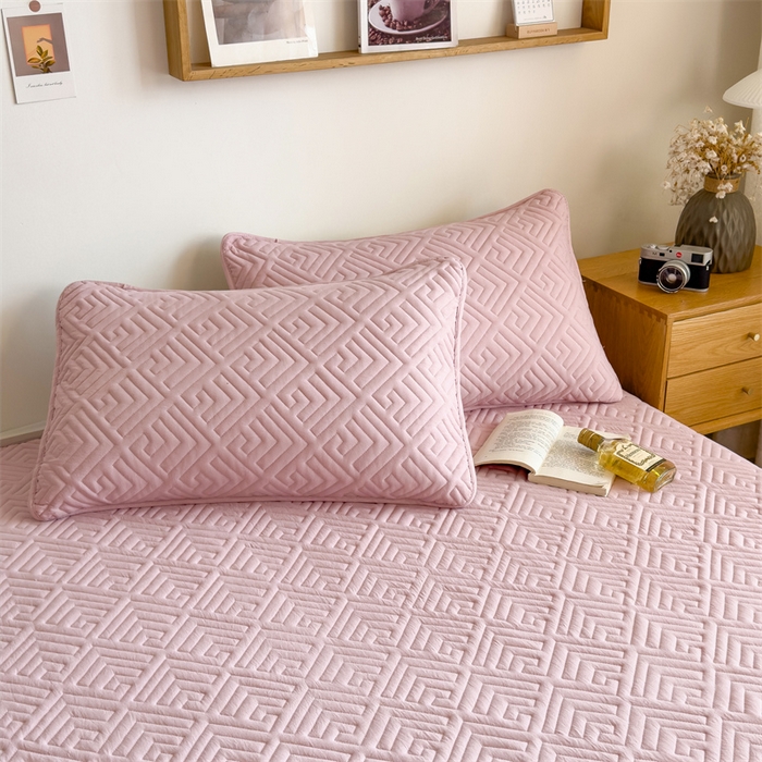 91家纺网 家纺一手货源 找家纺 叠派家纺 2024新款水洗棉回字纹夹棉床盖 山茶粉-奶昔驼