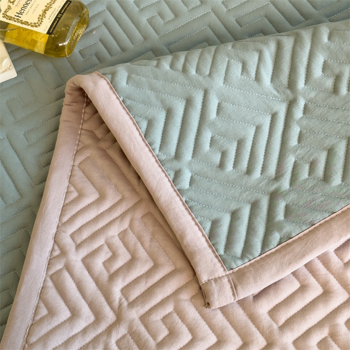 91家纺网 家纺一手货源 找家纺 叠派家纺 2024新款水洗棉回字纹夹棉床盖 梧枝绿-奶昔驼