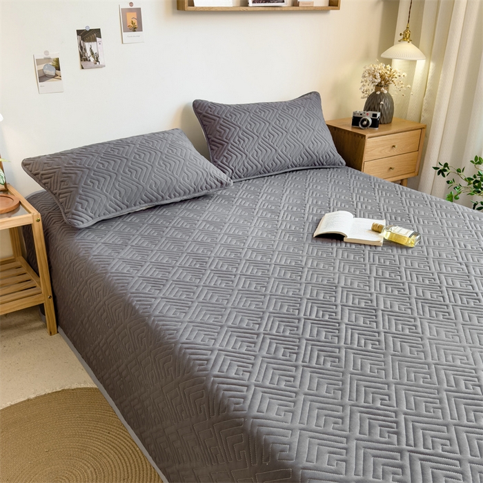 91家纺网 家纺一手货源 找家纺 叠派家纺 2024新款水洗棉回字纹夹棉床盖 星空灰-月光灰