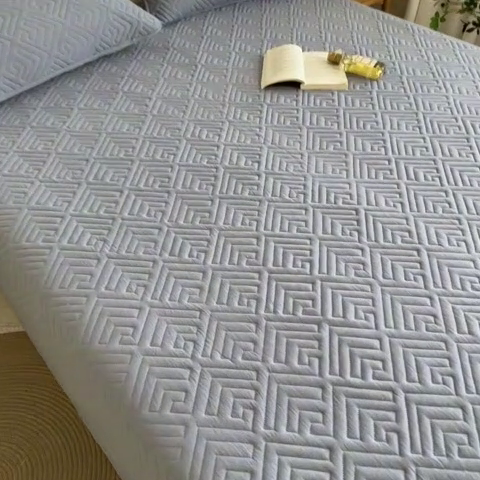 91家纺网 家纺一手货源 找家纺 叠派家纺 2024新款水洗棉回字纹夹棉床盖 月光灰-奶昔驼