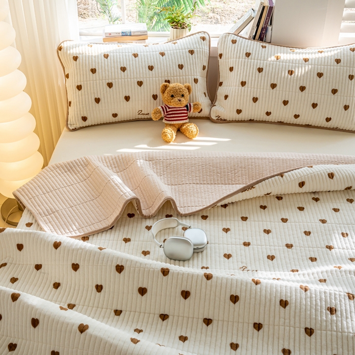 91家纺网 家纺一手货源 找家纺 X猫先生 2024新款牛奶绒床盖床垫小清新印花夹棉水洗棉炕盖双面两用 咖心