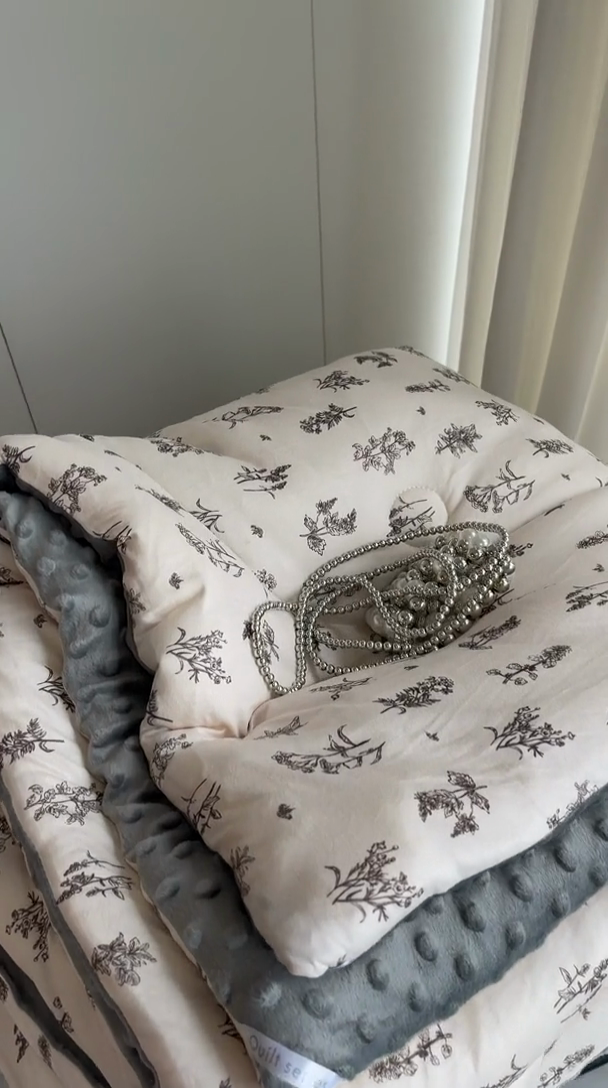 91家纺网 家纺一手货源 找家纺 奈萝家纺 2024新款秋冬印花针织棉豆豆绒春秋被冬被 曼城旧事