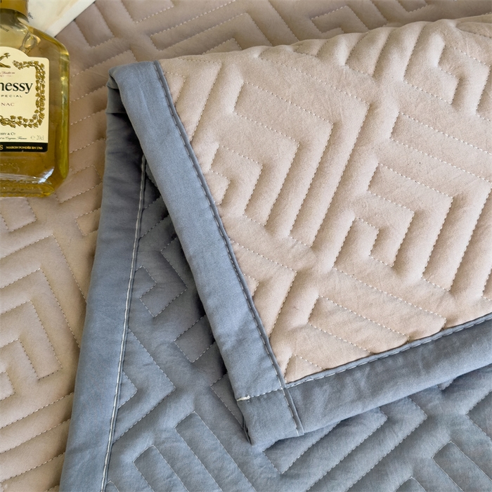 91家纺网 家纺一手货源 找家纺 叠派家纺 2024新款水洗棉回字纹夹棉床盖 奶昔驼-月光灰