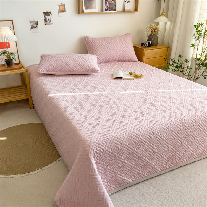 91家纺网 家纺一手货源 找家纺 叠派家纺 2024新款水洗棉回字纹夹棉床盖 山茶粉-奶昔驼